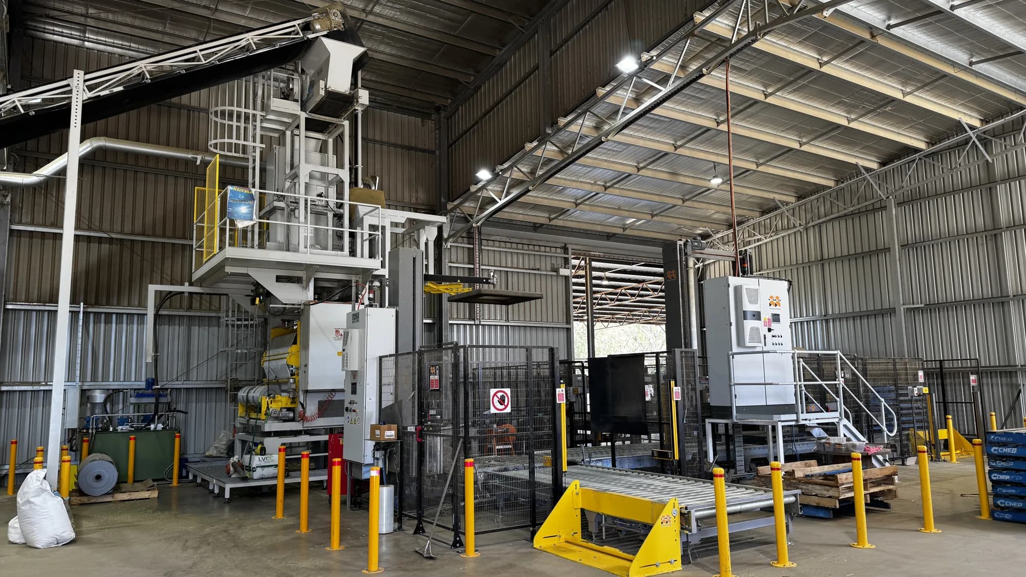 Packaging line with bagger, palletiser and wrapper running as one system